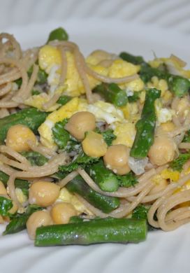 Spaghetti with Asparagus, Chickpeas, and Eggs 