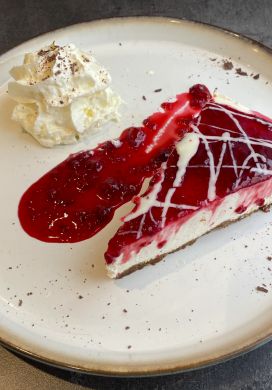 Skyr cheesecake with a raspberry topping