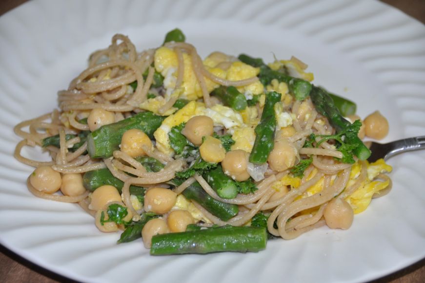 Spaghetti with Asparagus, Chickpeas, and Eggs 