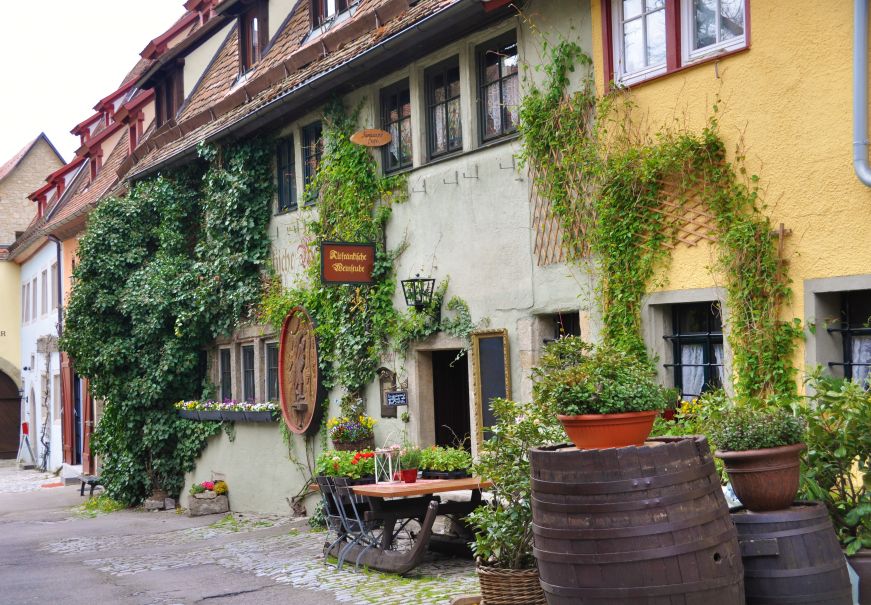 Hotel facade covered with ivy, Altfraenkische Weinstube, Rothenburg ob der Tauber, Germany