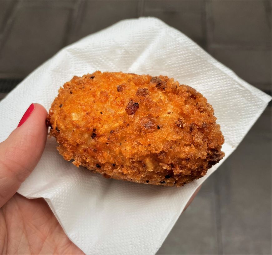 Cacio e pepe suppli, a deep-fried rice ball