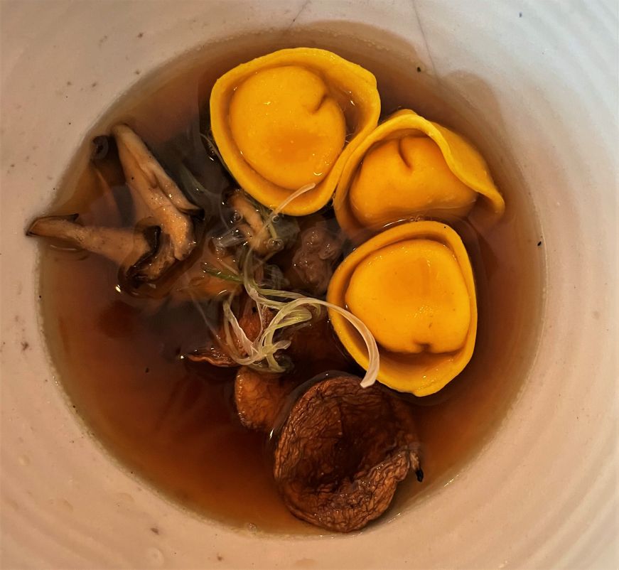 Cappelletti, Tenant Small bowl with a few pieces of stuffed pasta, mushrooms, and broth