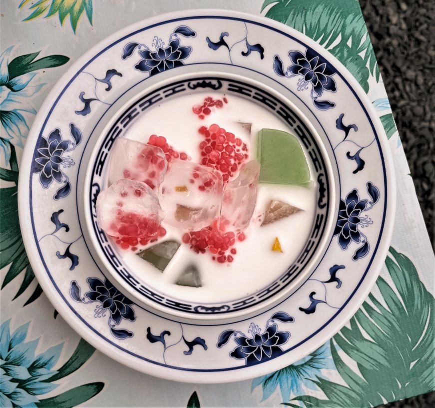 Che with coconut milk, Hai Hai Coconut milk dessert soup with fruit, tapioca pearls, and jellies