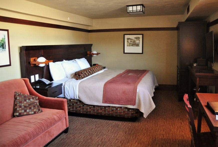 Expanded king accessible room, Historic Park Inn, Mason City