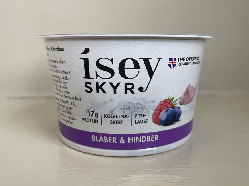 Individual-sized cup of Isey Skyr Blaber Hindber