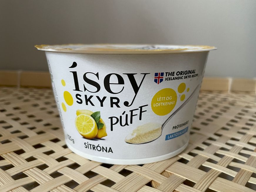 Individual-sized cup of Isey Skyr Puff Sitrona