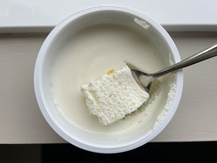 Top down view of Isey Skyr Puff Sítróna showing the fluffy texture