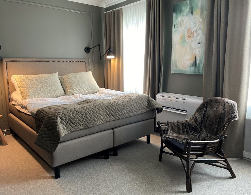 Deluxe double room, Lillan Hotel Bed in an upscale hotel room