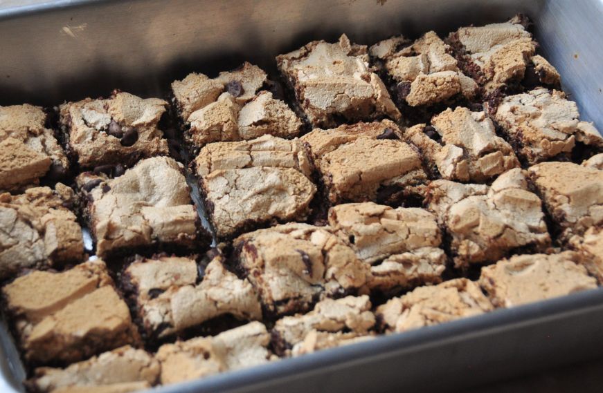 Meringue Chocolate Chip Cookie Bars