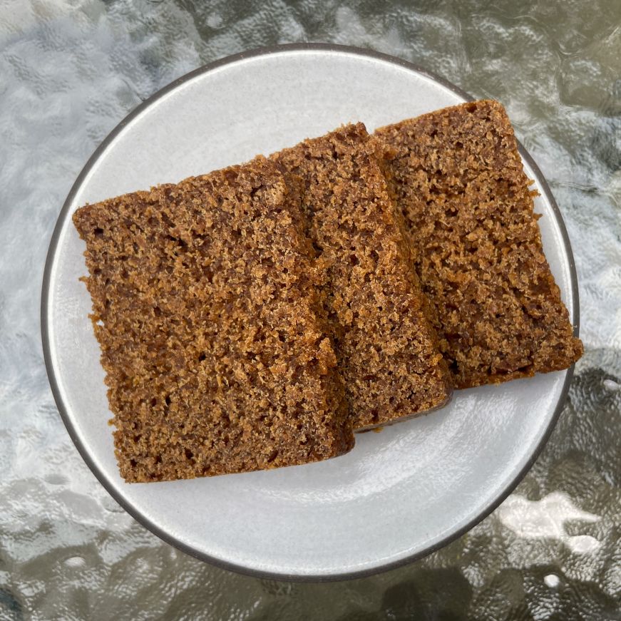 Rúgbrauð, Kökugerð HP Plate with three square slices of dense rye bread
