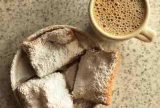 Beignets and cafe au lait, Cafe du Monde