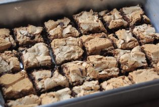 Meringue Chocolate Chip Cookie Bars