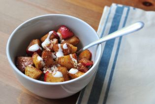 Oatmeal with Sauteed Apples and Yogurt