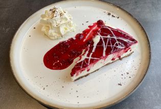Skyr cheesecake with a raspberry topping