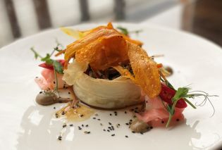 Ring of filo pastry filled with stir fried vegetables