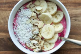 Strawberry Flax Smoothie Bowl